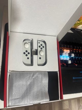 Nintendo Switch OLED Blanca + Juegos de Pokémon 
