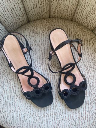 Sandalias negras mujer tacón bajo. 