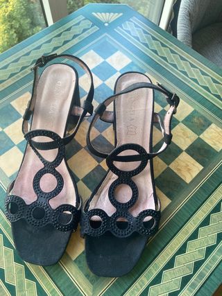 Sandalias negras mujer tacón bajo. 