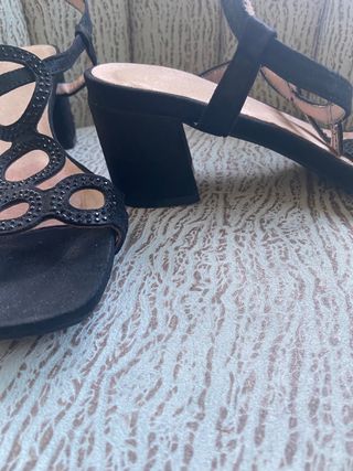 Sandalias negras mujer tacón bajo. 