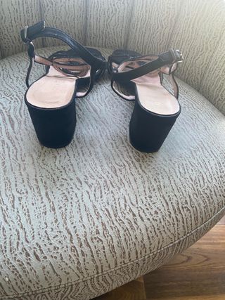Sandalias negras mujer tacón bajo. 