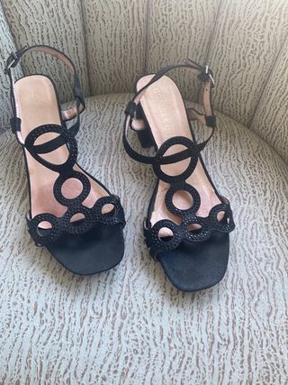 Sandalias negras mujer tacón bajo. 
