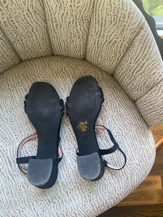 Sandalias negras mujer tacón bajo. 