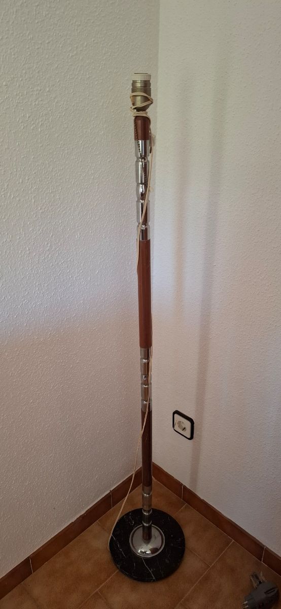 Base de lampara con pie de mármol.