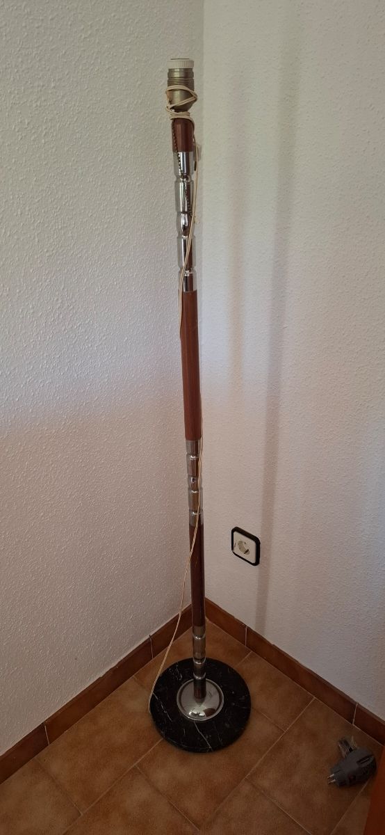 Base de lampara con pie de mármol.