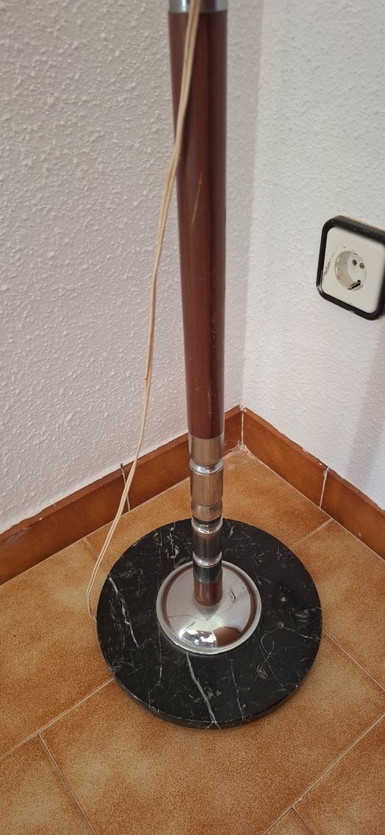 Base de lampara con pie de mármol.