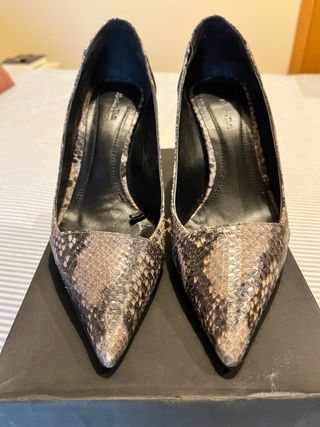 Tacones Massimo Dutti serpiente
