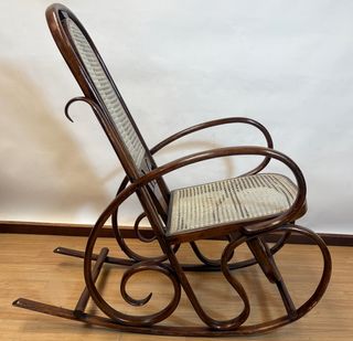 Mecedora vintage de madera y mimbre