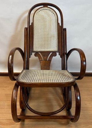 Mecedora vintage de madera y mimbre