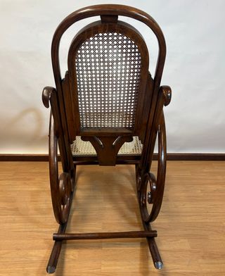 Mecedora vintage de madera y mimbre