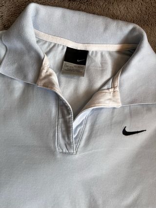 Polo Nike Dri-FIT celeste y blanco