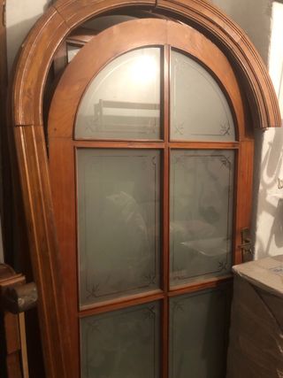 Puerta arqueada clásica madera