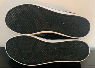 Zapatillas Adidas - Negras y Blancas