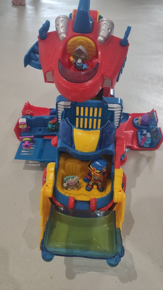Camión SuperThings transformable