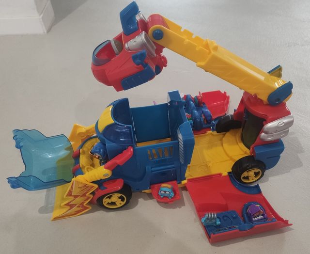 Camión SuperThings transformable