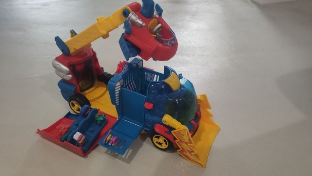 Camión SuperThings transformable