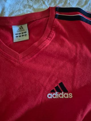 Maglietta Adidas rossa con righe  blu