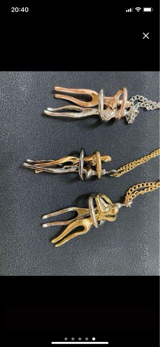 Collar pareja abrazo