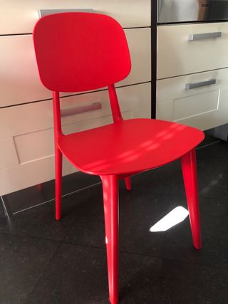 2 Sillas rojas de plástico