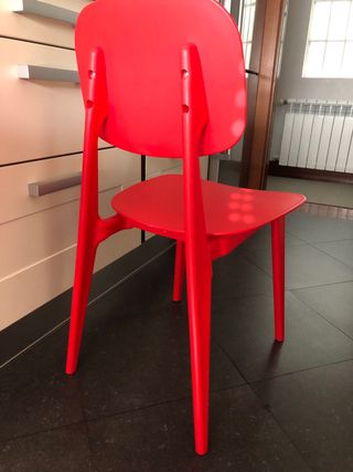 2 Sillas rojas de plástico