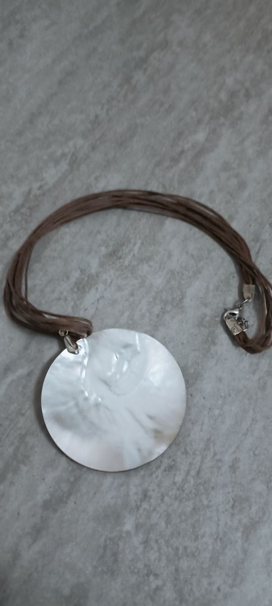 Collar con colgante de concha, en nacar