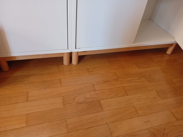 Mueble blanco y naranja