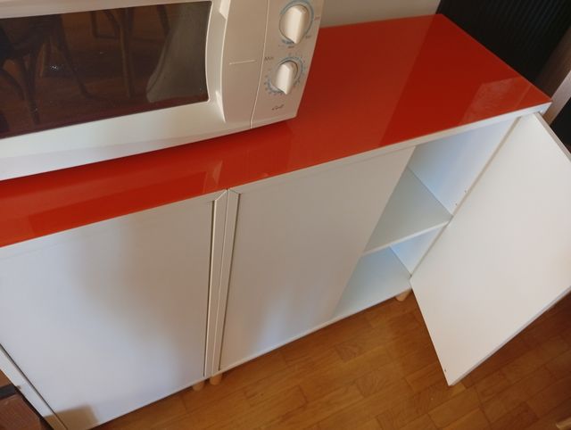 Mueble blanco y naranja
