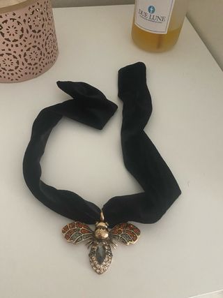 Collar Zara abeja dorado