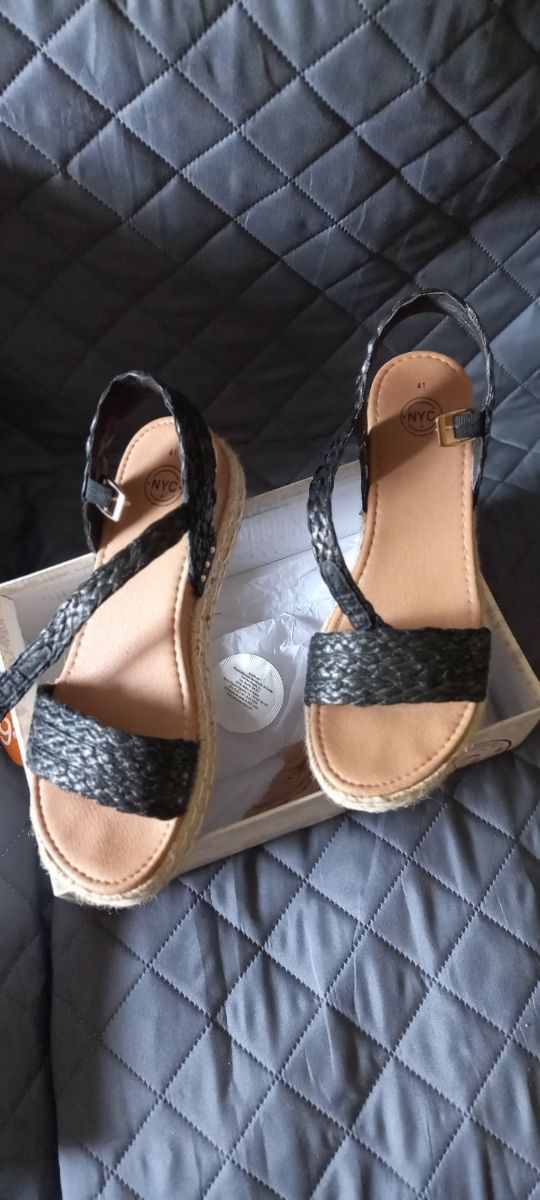 Sandalias  negras talla 41. OFERTON