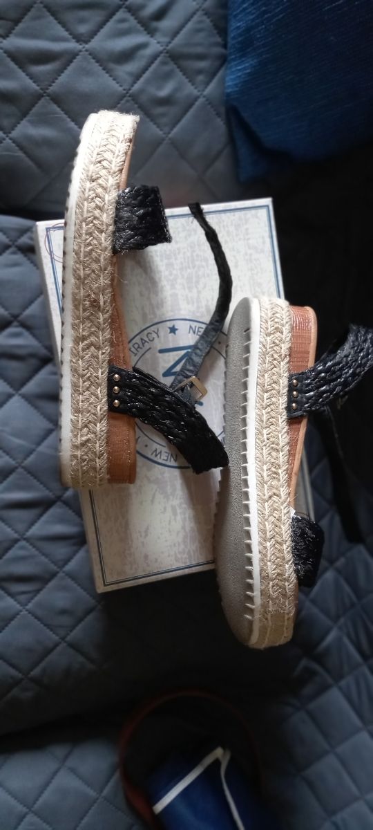 Sandalias  negras talla 41. OFERTON