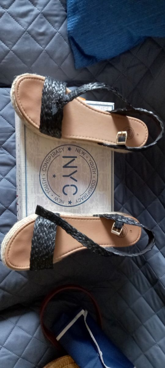 Sandalias  negras talla 41. OFERTON