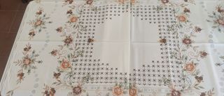 Mantel bordado con 8 servilletas flores marrón