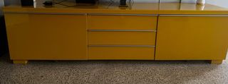 Mueble BESTA Ikea amarillo