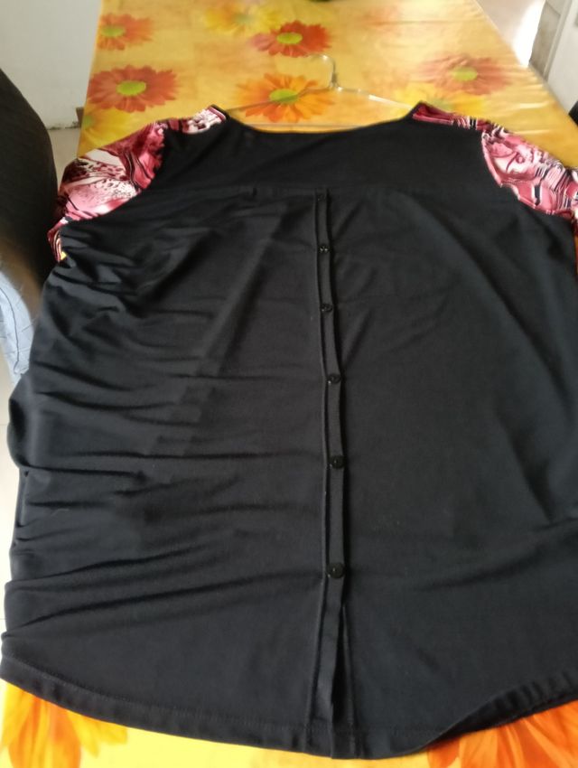 Maglietta nera e rossa a maniche 3/4