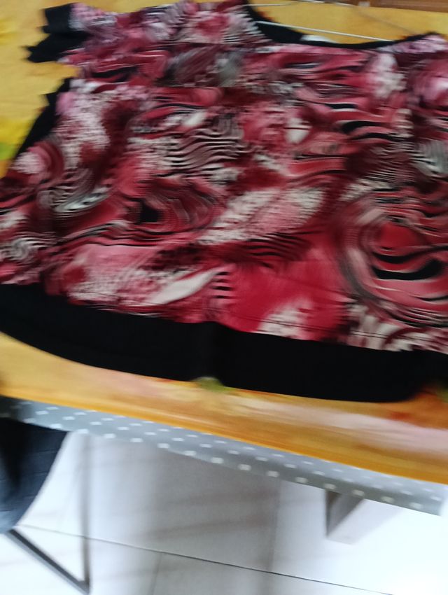 Maglietta nera e rossa a maniche 3/4