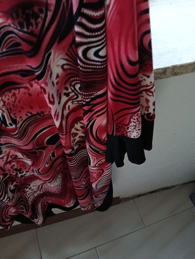 Maglietta nera e rossa a maniche 3/4