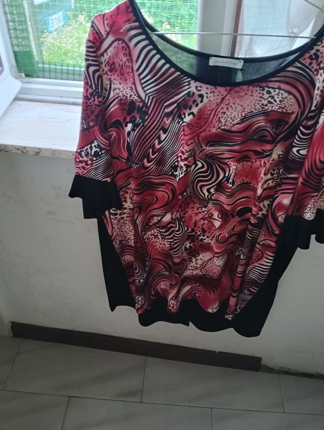 Maglietta nera e rossa a maniche 3/4