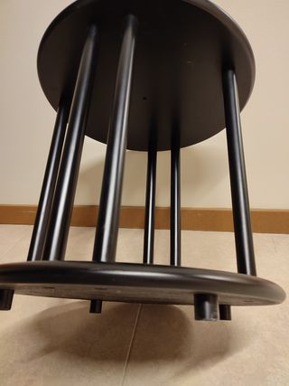 Mesita negra auxiliar de madera lacada negro .