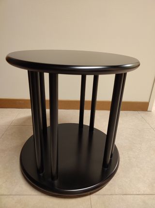 Mesita negra auxiliar de madera lacada negro .