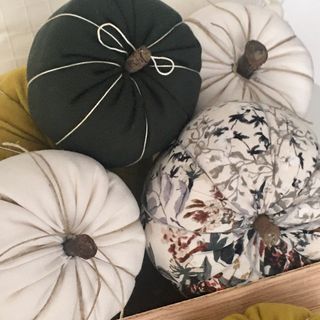 Calabazas decorarivas, casitas, tablas de madera