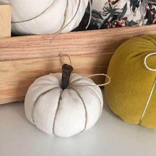 Calabazas decorarivas, casitas, tablas de madera