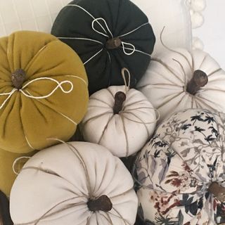 Calabazas decorarivas, casitas, tablas de madera