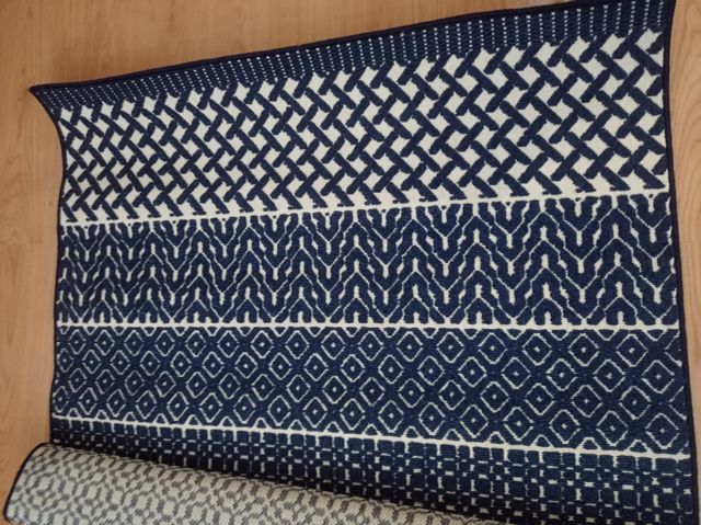 Alfombra azul y blanca 122×166 cm