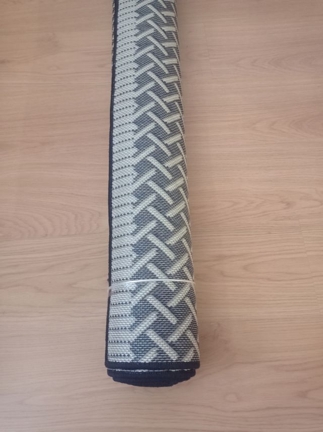 Alfombra azul y blanca 122×166 cm