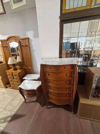 Cómoda antigua de madera y mármol