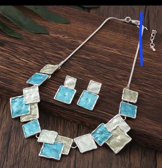 Juego de collar y pulsera dorados