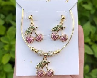 Juego de collar y pulsera dorados