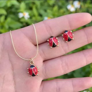 Juego de collar y pulsera dorados