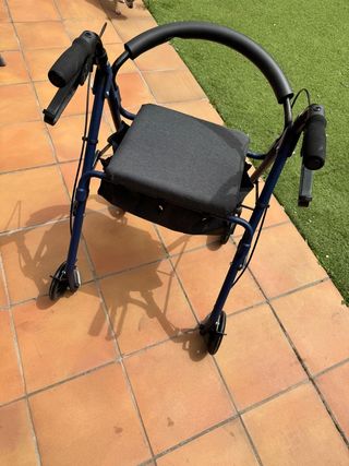 Caminador con asiento y cesta nuevo
