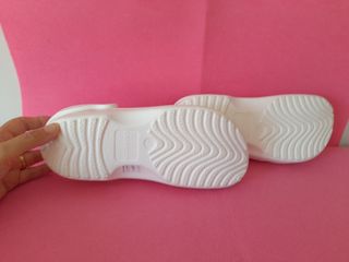 Zuecos blancos con brillantes